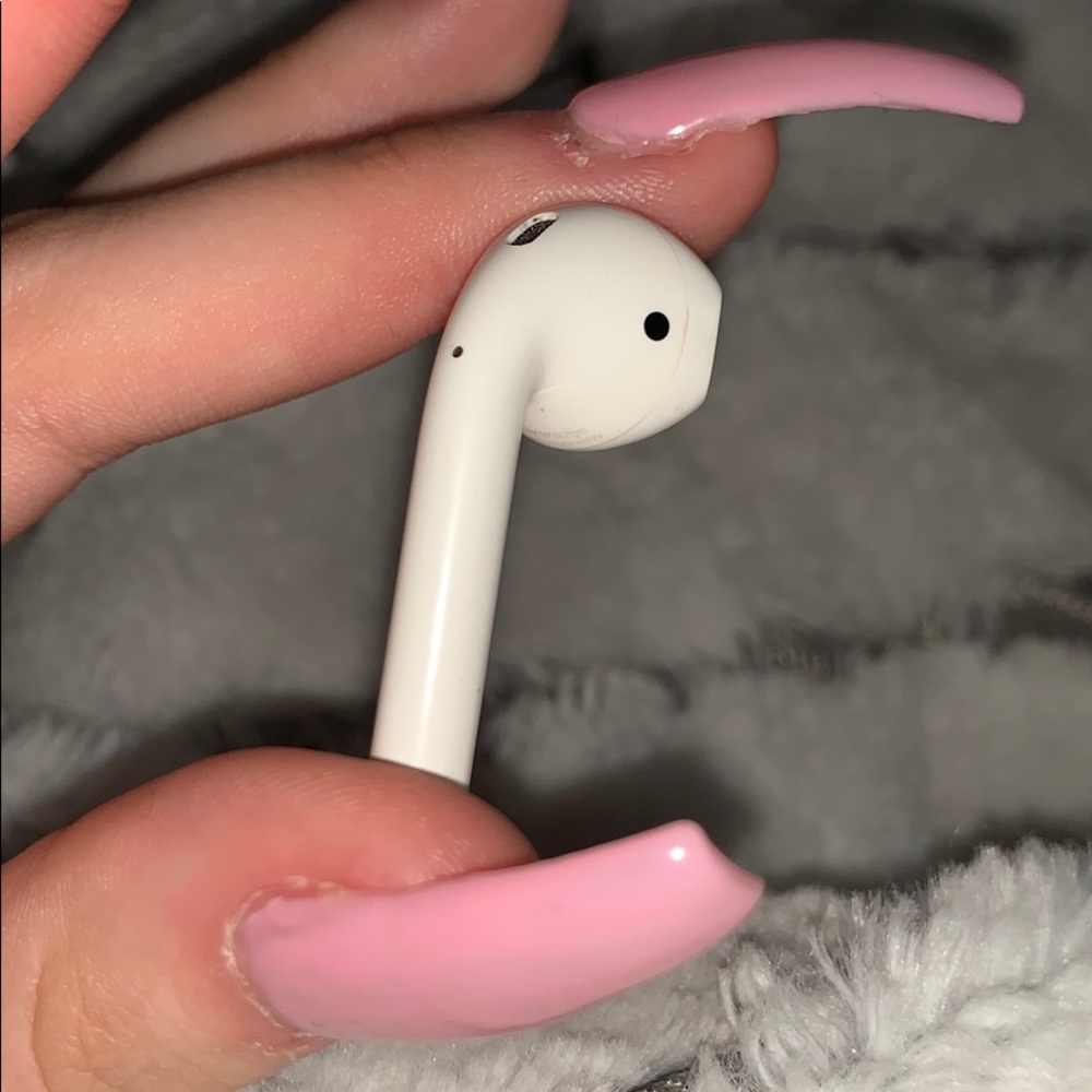 Right Apple headphone.